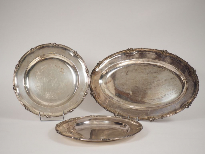 CHRISTOFLE.  Paire de plats ronds et plat à poisson en métal argenté d