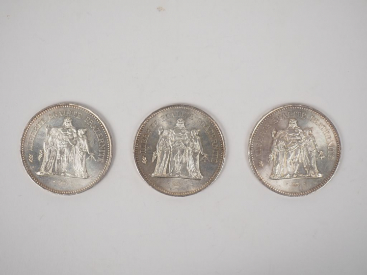 Lot comprenant trois pièces de 50 Francs en argent, 1977. Poids. 89,82