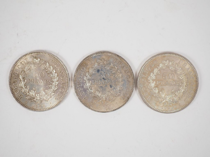 Trois pièces de 50 Francs en argent, 1977 (2) et 1979. Poids. 89,99 g