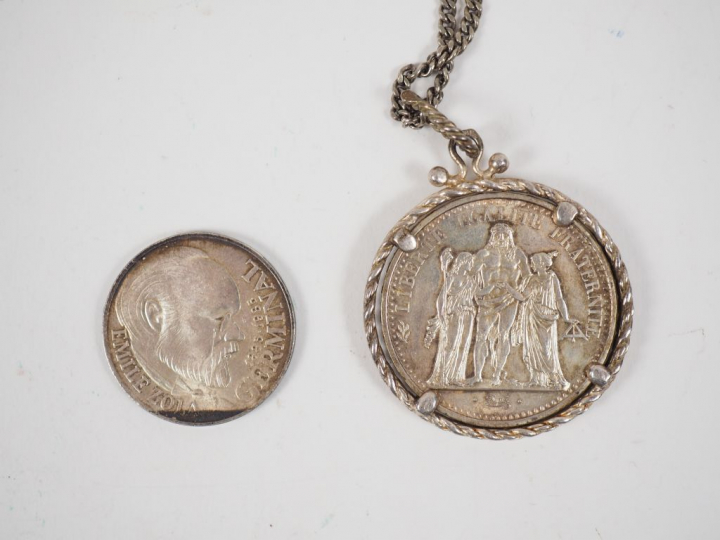 Pendentif et sa chaine en argent, orné d'une pièce de 10 Francs en arg