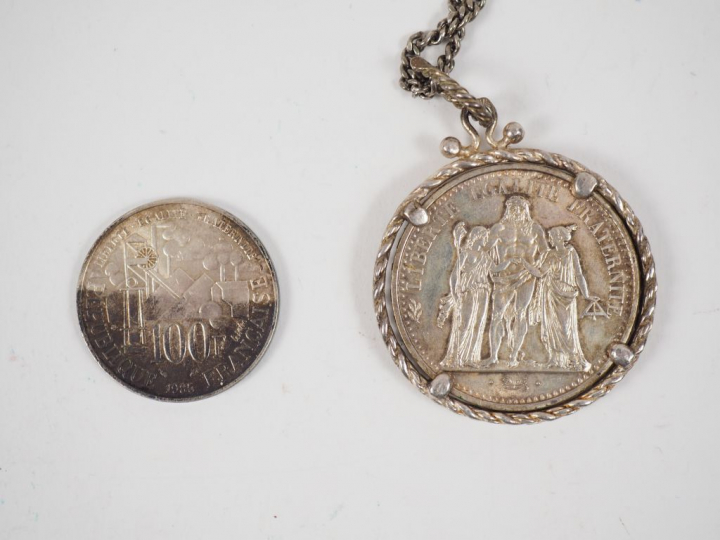 Pendentif et sa chaine en argent, orné d'une pièce de 10 Francs en arg