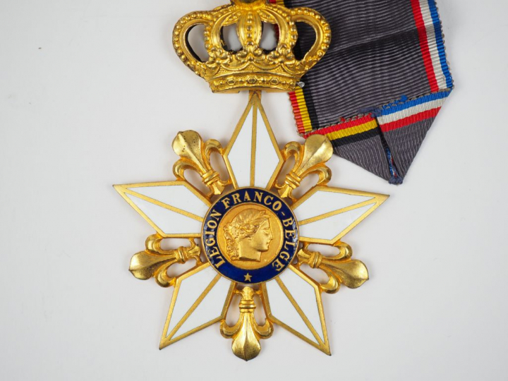 Ensemble de décorations diverses dont :  - 41 médailles belges, milita