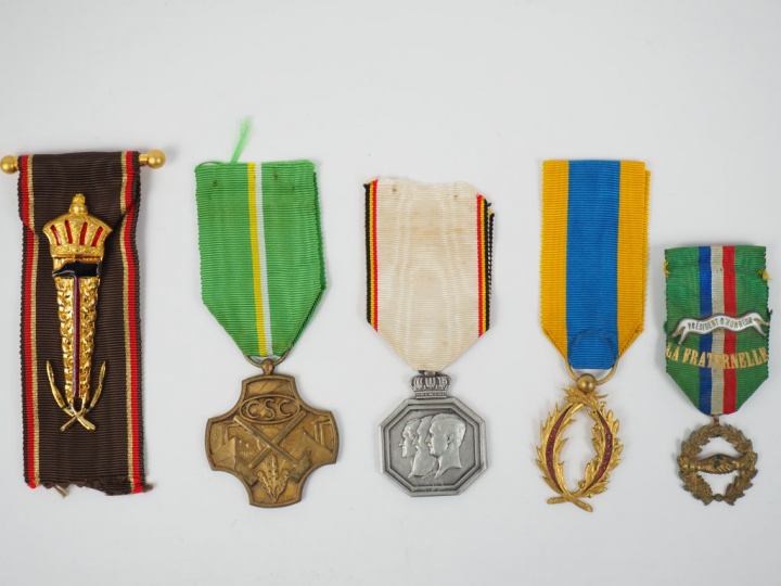 Ensemble de décorations diverses dont :  - 41 médailles belges, milita