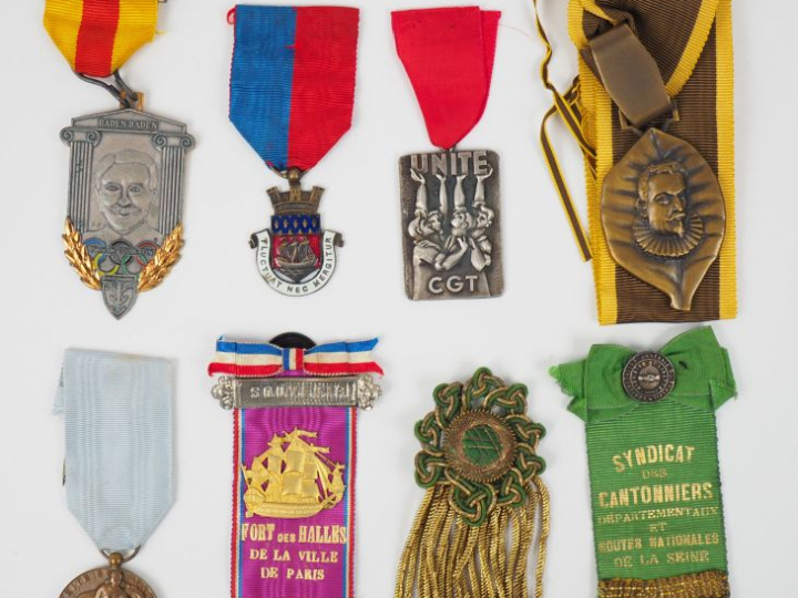 Ensemble de 38 médailles dont :  - diverses décorations fraternité, vi