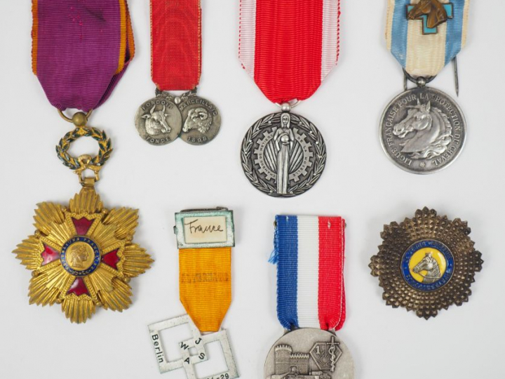 Ensemble de 38 médailles dont :  - diverses décorations fraternité, vi