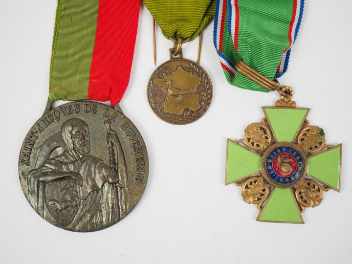 Ensemble de 38 médailles dont :  - diverses décorations fraternité, vi