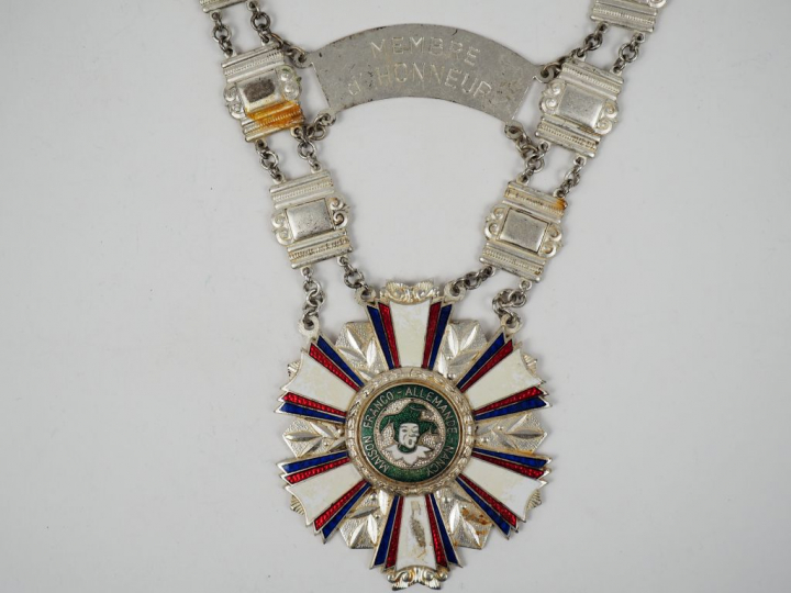 Ensemble de 38 médailles dont :  - diverses décorations fraternité, vi