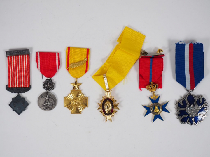 Ensemble de 33 médailles dont :  - la médaille du sauvetage thailandai