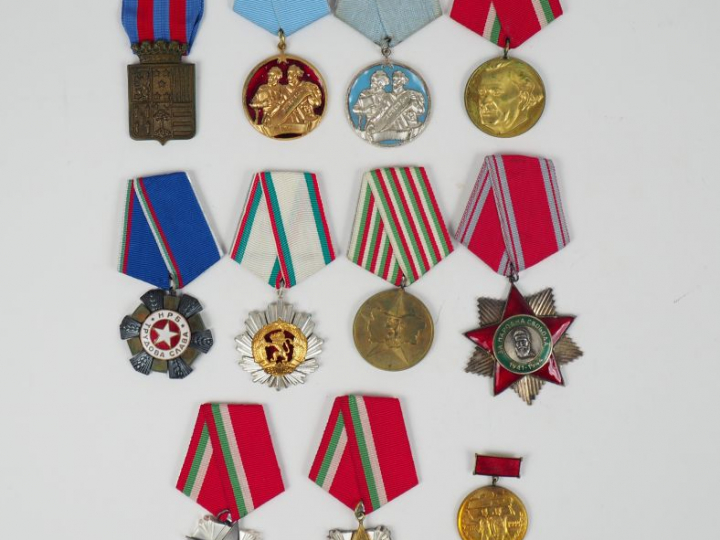 Ensemble de 33 médailles dont : - une médaille de la paix brésilienne 