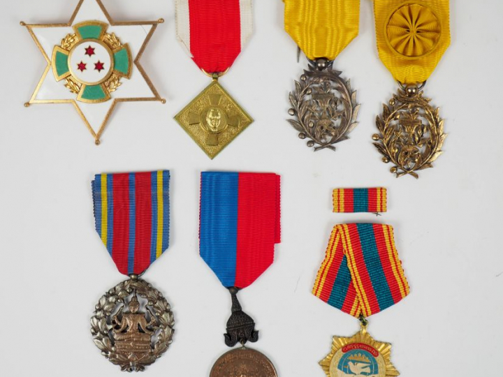 Ensemble de 33 médailles dont : - une médaille de la paix brésilienne 