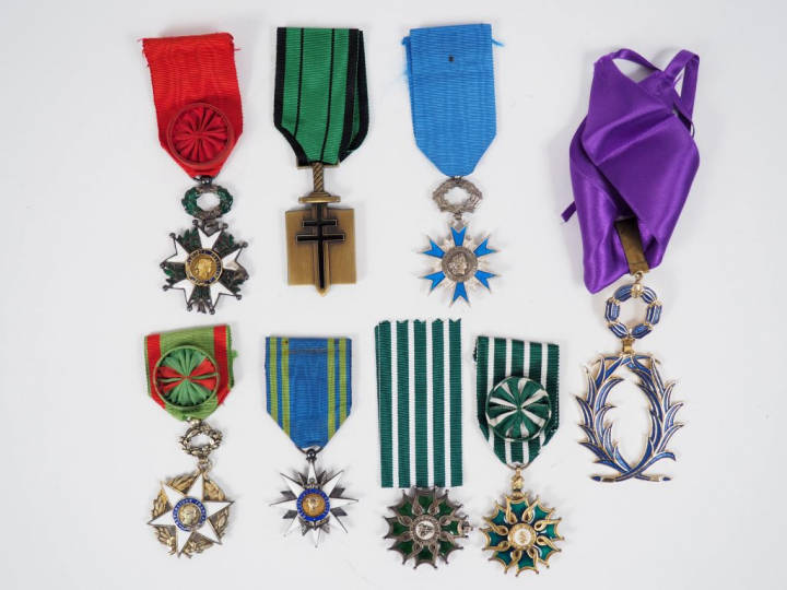 Lot comprenant environ 41 décorations françaises dont :  - 2 Légions d