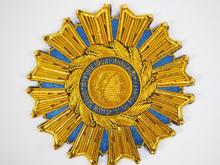 Lot comprenant environ 41 décorations françaises dont :  - 2 Légions d