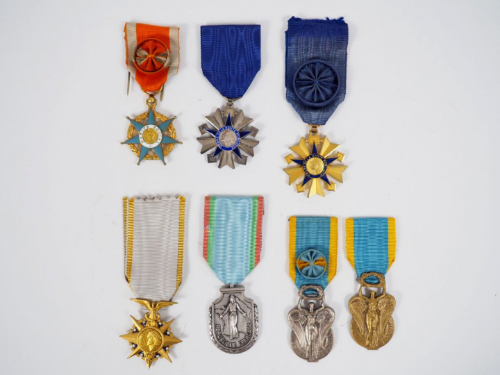 Lot comprenant environ 41 décorations françaises dont :  - 2 Légions d