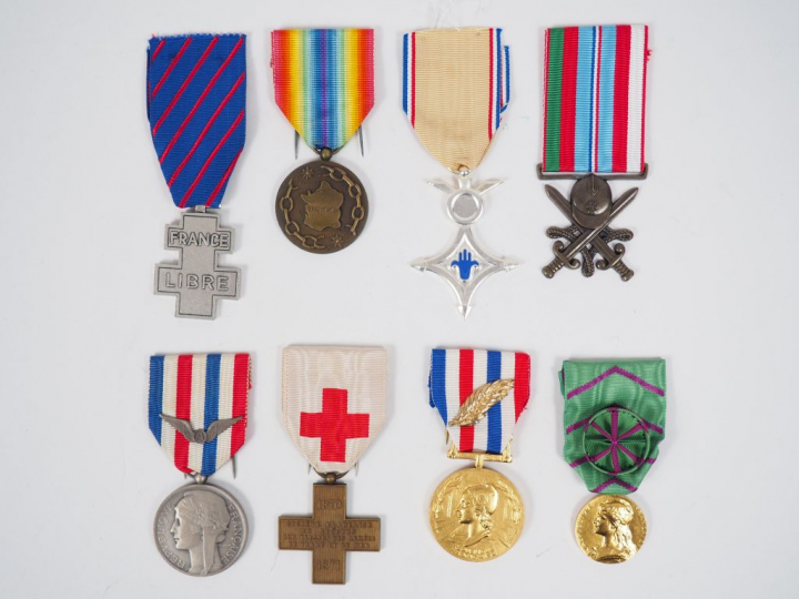 Environ 105 médailles dont :   - un important classeur dévolu aux déco