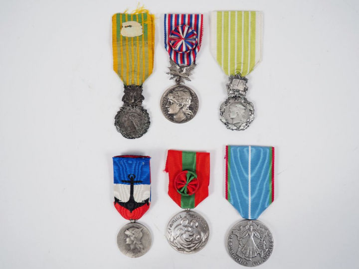 Environ 105 médailles dont :   - un important classeur dévolu aux déco