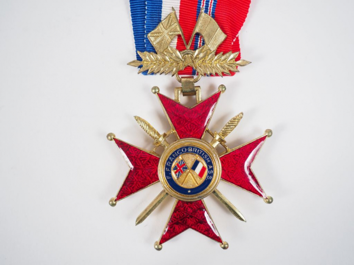 Environ 105 médailles dont :   - un important classeur dévolu aux déco