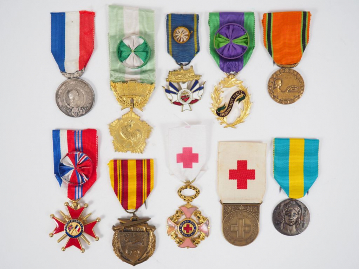 Environ 105 médailles dont :   - un important classeur dévolu aux déco