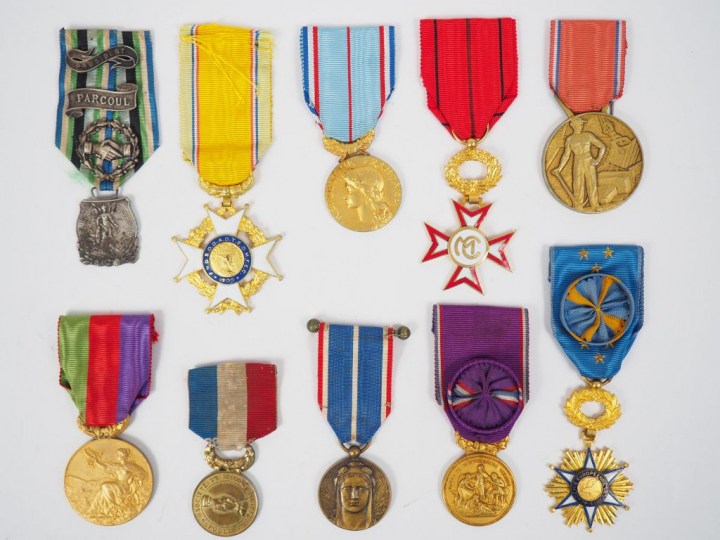 Lot de 85 médailles et brassards dont :   - brassards : SNCF bicolore,