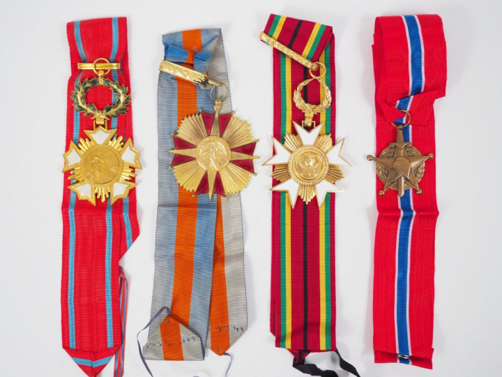 Lot de 85 médailles et brassards dont :   - brassards : SNCF bicolore,