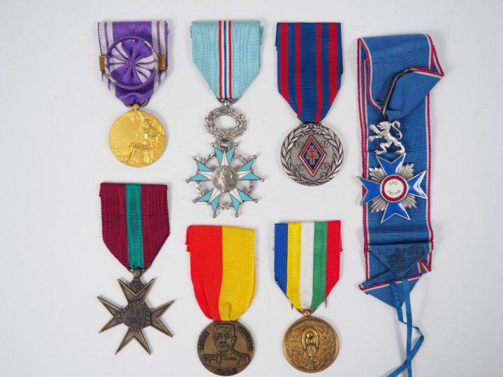 Lot de 85 médailles et brassards dont :   - brassards : SNCF bicolore,