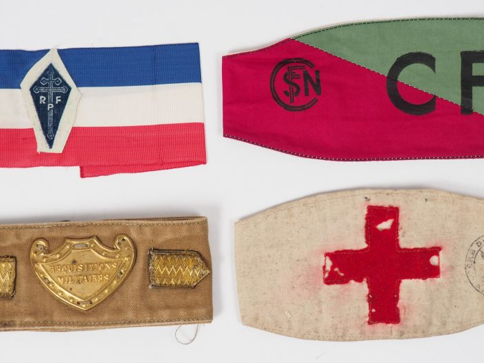 Lot de 85 médailles et brassards dont :   - brassards : SNCF bicolore,