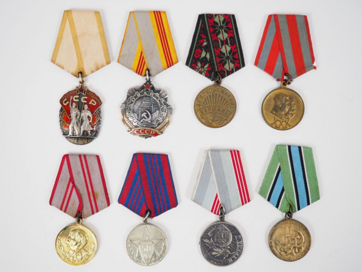 Ensemble de 56 décorations dont diverses décorations soviétiques dont 