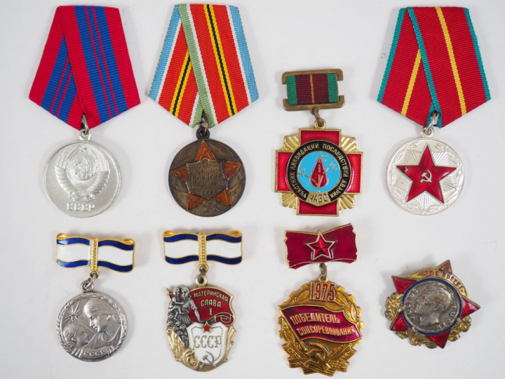 Ensemble de 56 décorations dont diverses décorations soviétiques dont 