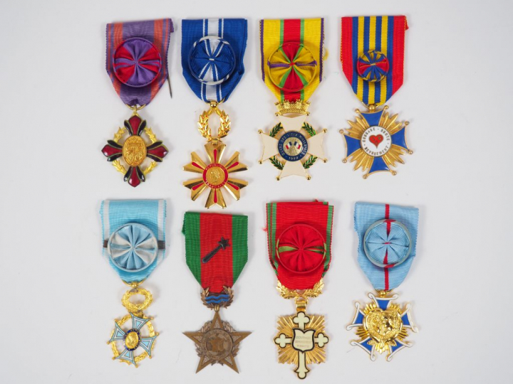 Environ 76 décorations françaises en classeur (réductions artistiques,