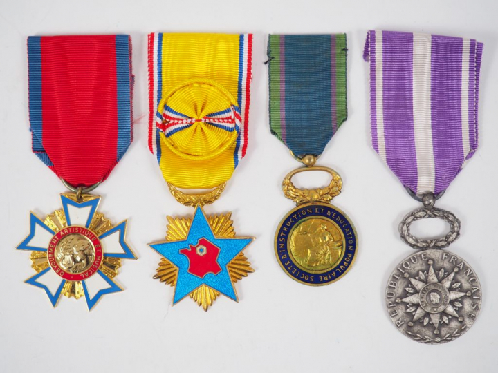 Environ 76 décorations françaises en classeur (réductions artistiques,