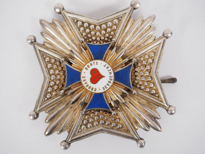 Environ 76 décorations françaises en classeur (réductions artistiques,