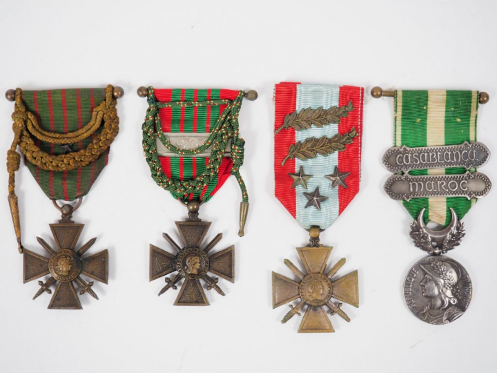 Interressant classeur contenant 90 décorations sur le thème de la Croi