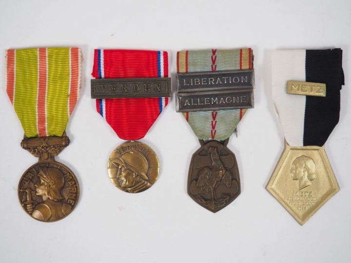 Interressant classeur contenant 90 décorations sur le thème de la Croi