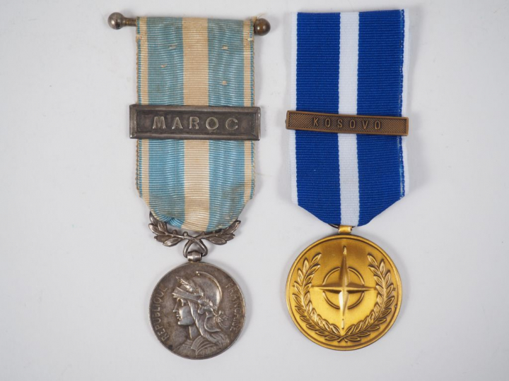 Interressant classeur contenant 90 décorations sur le thème de la Croi