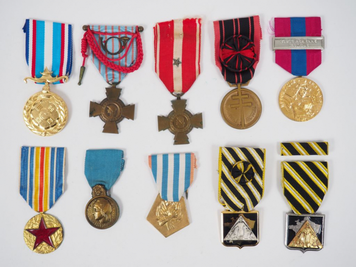 Interressant classeur contenant 90 décorations sur le thème de la Croi