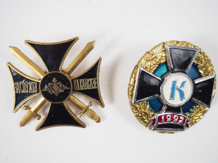 Décorations diverses dont refrappe d'une médaille des blessés de la po