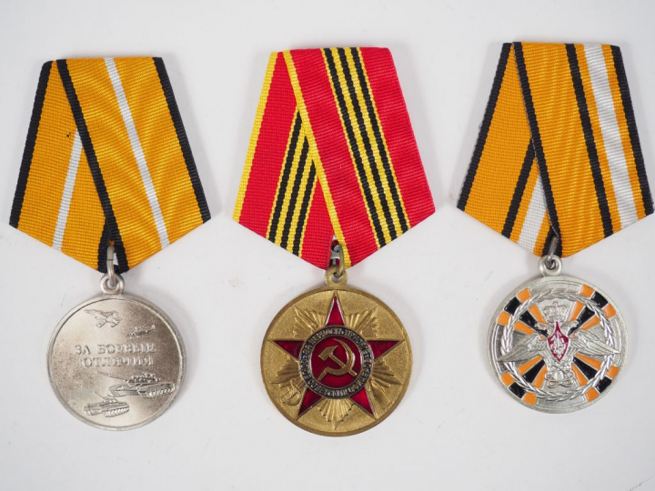 Décorations diverses dont refrappe d'une médaille des blessés de la po