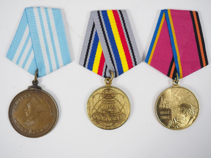 Décorations diverses dont refrappe d'une médaille des blessés de la po