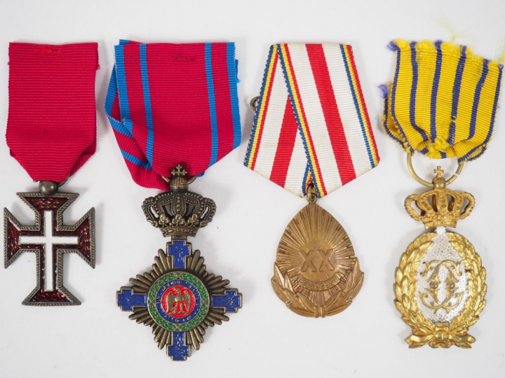 Diverses décorations dont portugaises, ordre de st Charles et réductio