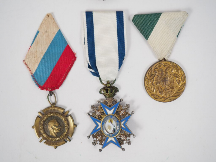 Diverses décorations dont portugaises, ordre de st Charles et réductio