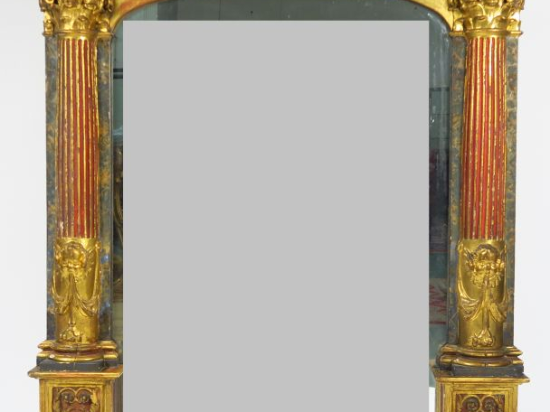 Glace XVIIème en bois polychrome, stuc doré et faux marbre à décor de 