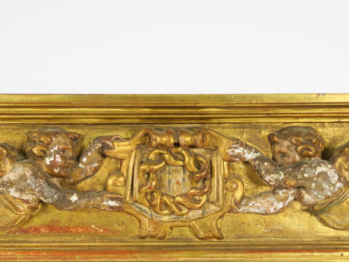 Glace XVIIème en bois polychrome, stuc doré et faux marbre à décor de 