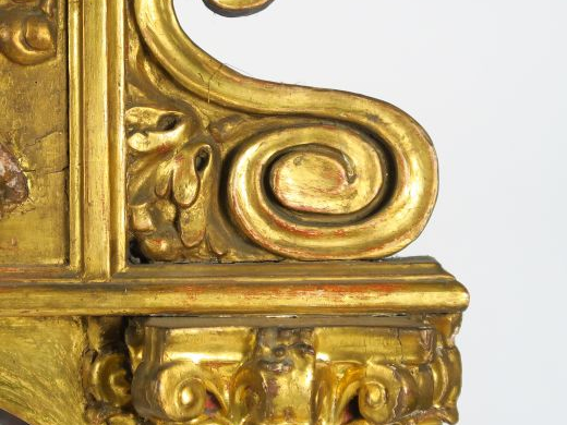 Glace XVIIème en bois polychrome, stuc doré et faux marbre à décor de 