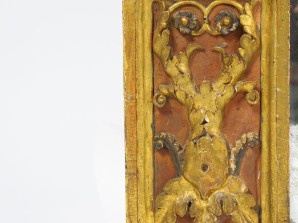 Glace XVIIème en bois polychrome, stuc doré et faux marbre à décor de 