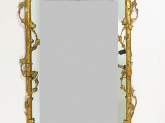 Vente aux enchères Glace fin XIXème en bois et stuc doré, à décor de pampres et d'oiseaux