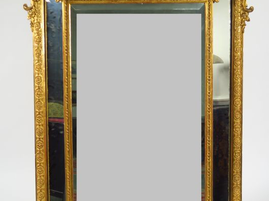 Grande glace à parecloses Napoléon III en bois et stuc doré, à décor d