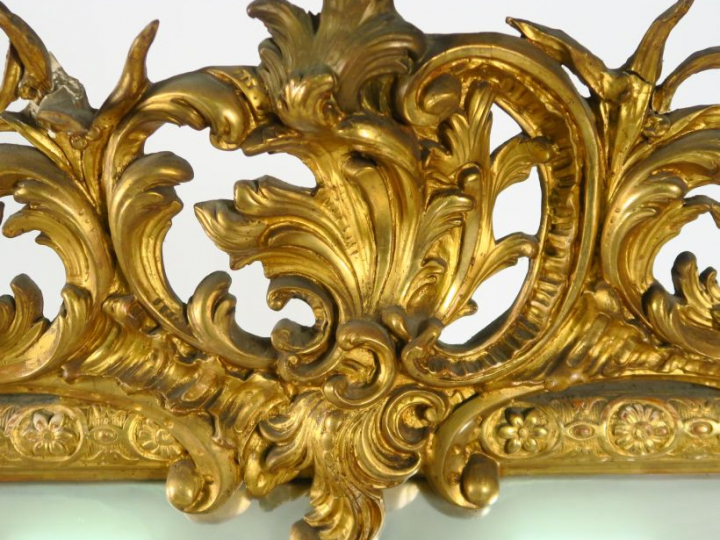 Grande glace à parecloses Napoléon III en bois et stuc doré, à décor d