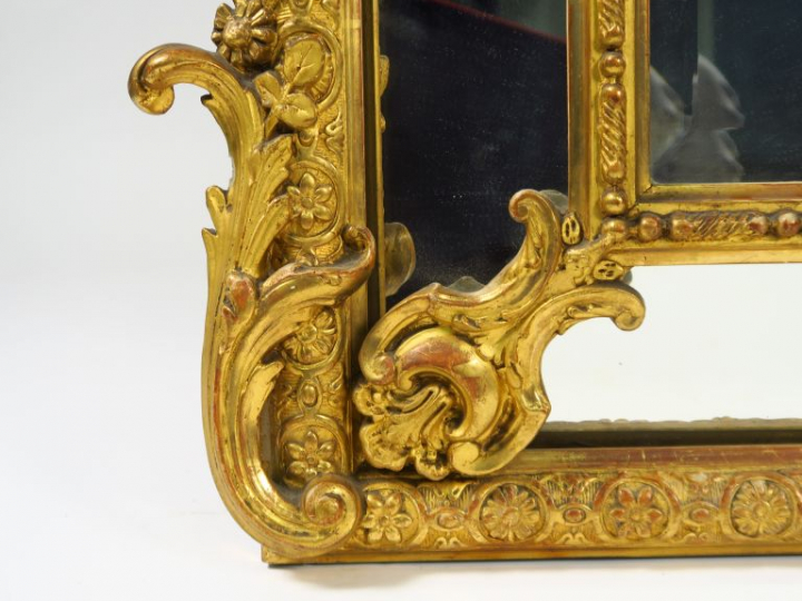 Grande glace à parecloses Napoléon III en bois et stuc doré, à décor d