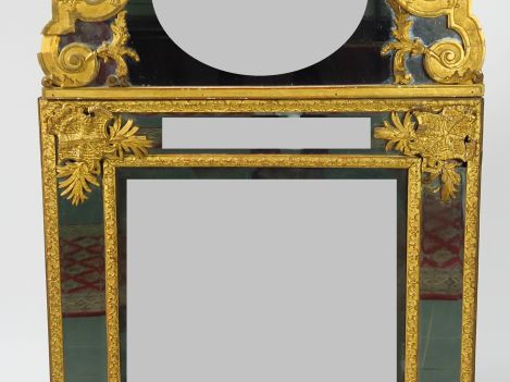 Grande glace à parecloses Louis XIV en bois et stuc doré, à décor de f