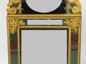 Vente aux enchères Grande glace à parecloses Louis XIV en bois et stuc doré, à décor de f