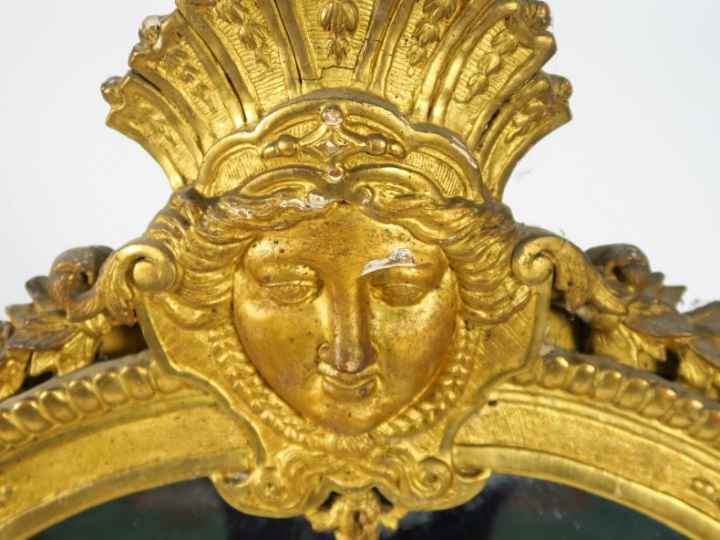 Grande glace à parecloses Louis XIV en bois et stuc doré, à décor de f